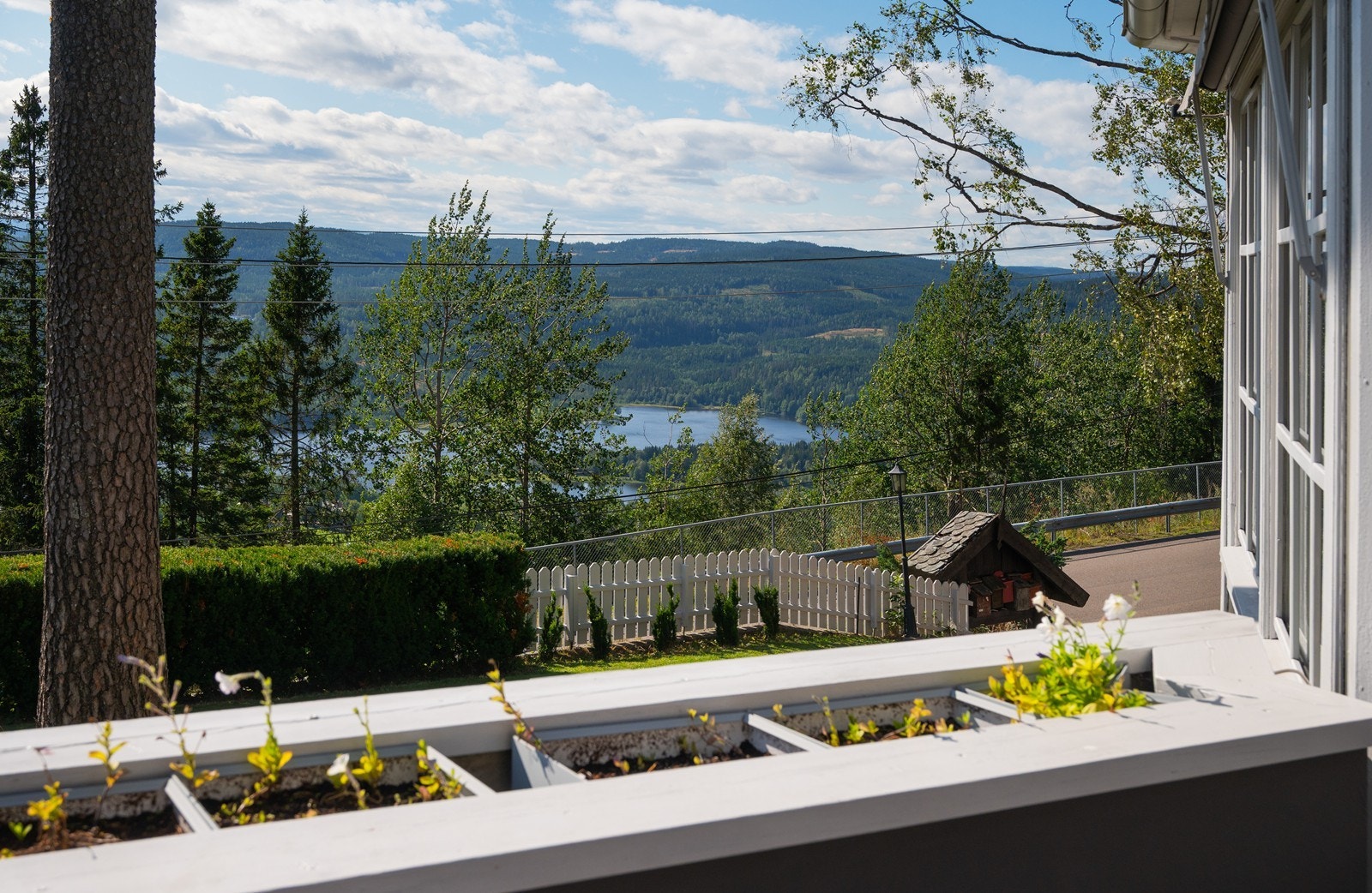 Flott panoramautsikt mot både Oslofjorden, Bærumsmarka og mot Bogstadvannet og marka innenfor Galleribilde