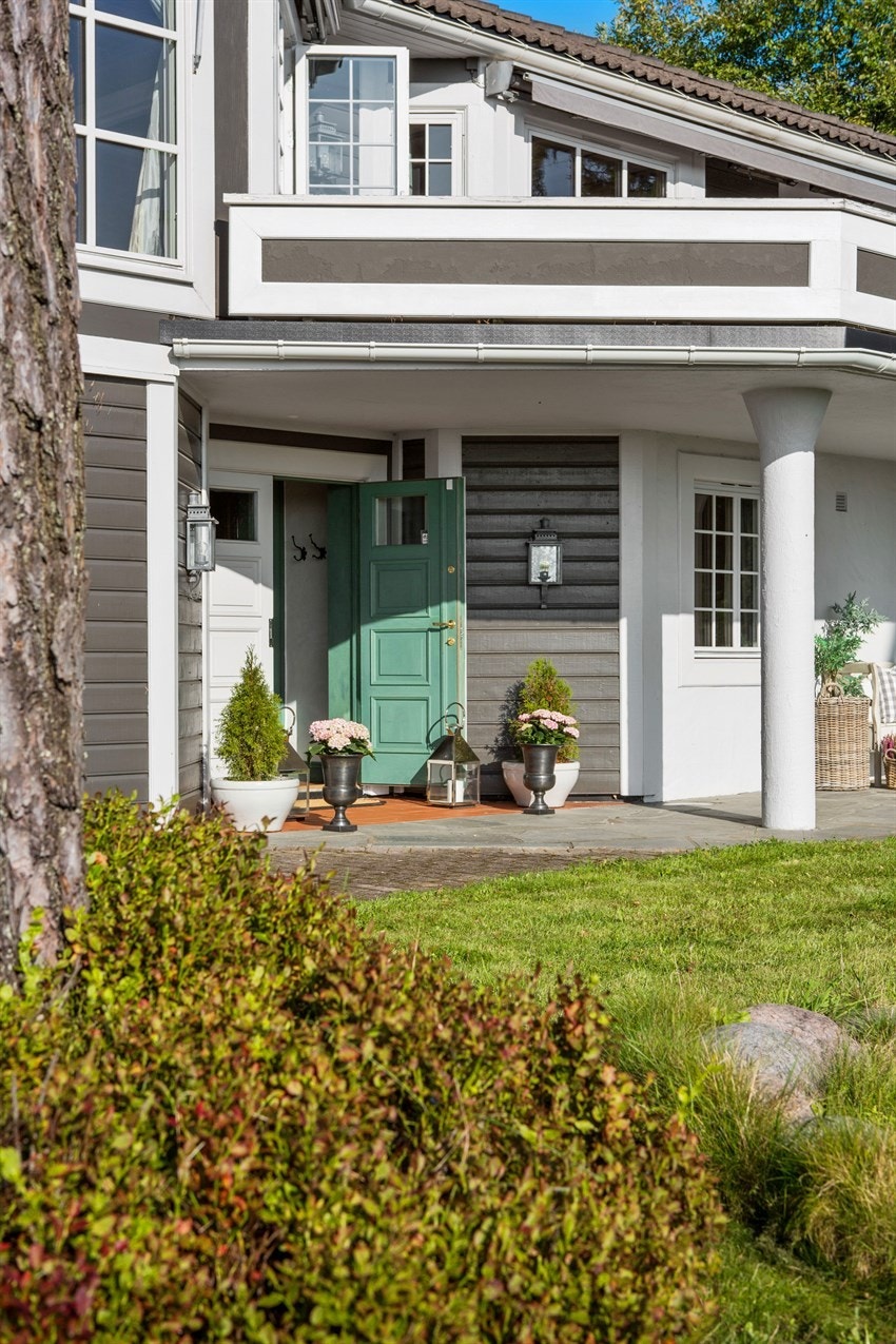 Praktisk overbygget inngangsparti, samt stor overbygget markterrasse mot gressplenen Galleribilde