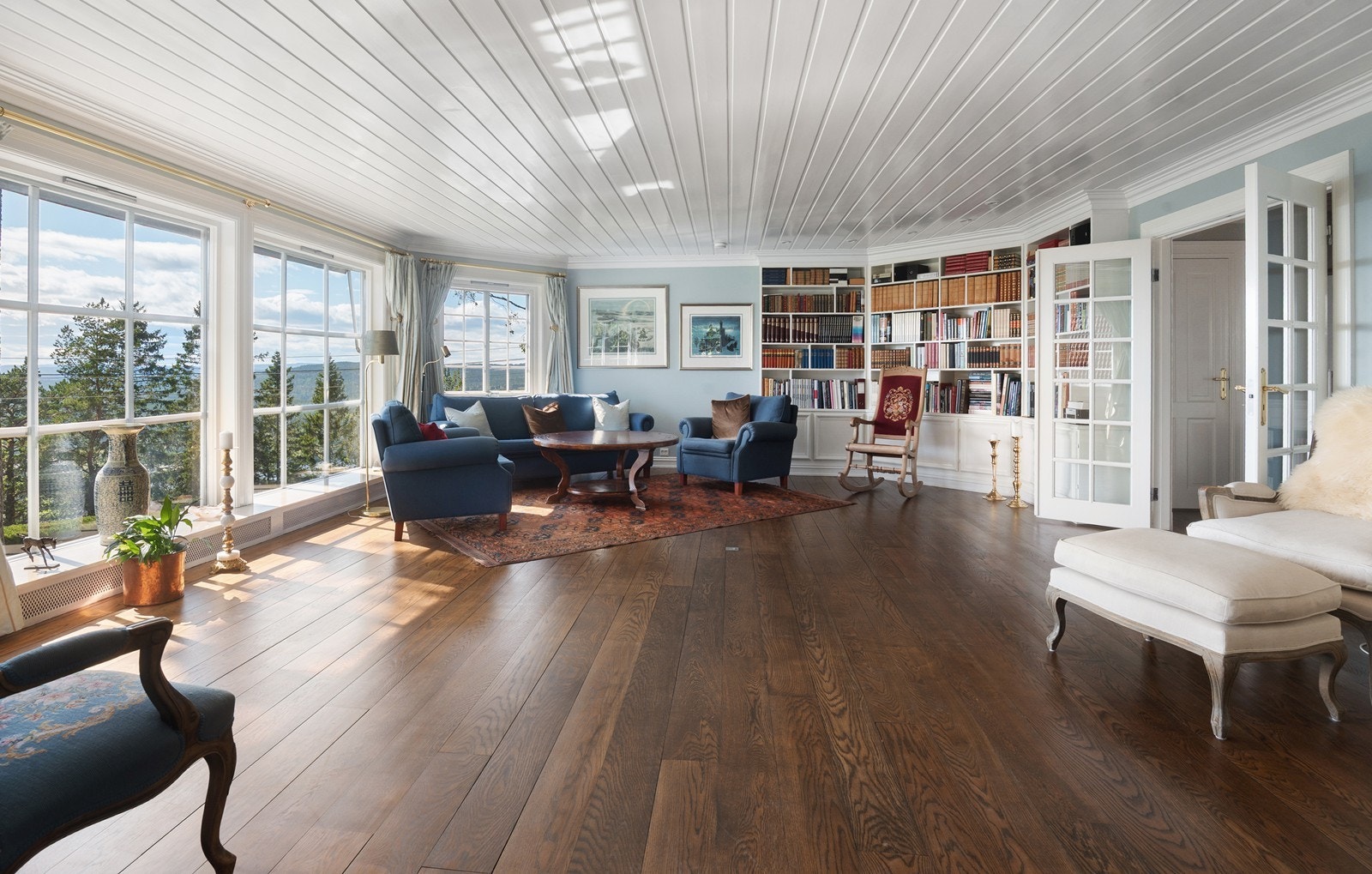 Stuen er meget romslig inkludert plassbygde bokhyller og doble fløydører mot trappehallen på hovedplanet Galleribilde