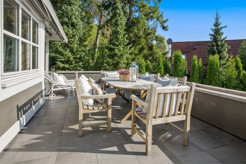 Den store solrike terrassen har god plass til både romslig spiseplass og diverse solstoler mm. Galleribilde