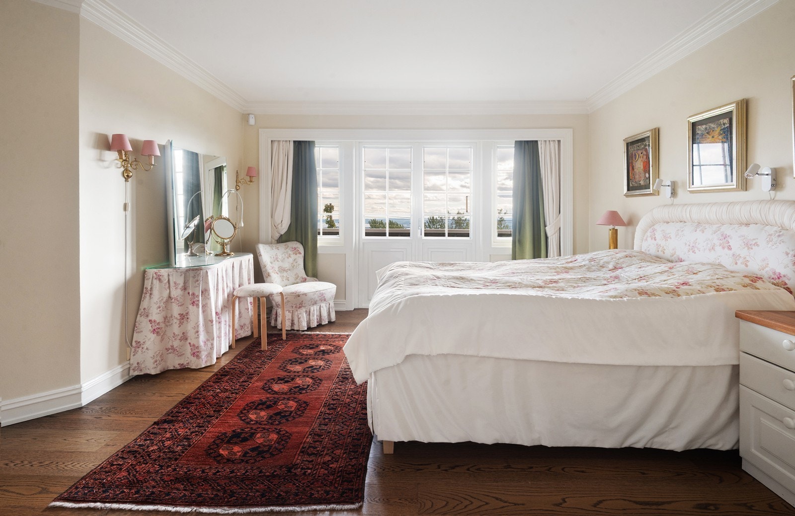 Hovedsoverom med herlig fjordutsikt fra sengen, nytt lekkert bad en-suite, utgang til egen luftebalkong, samt walk-in-closet Galleribilde