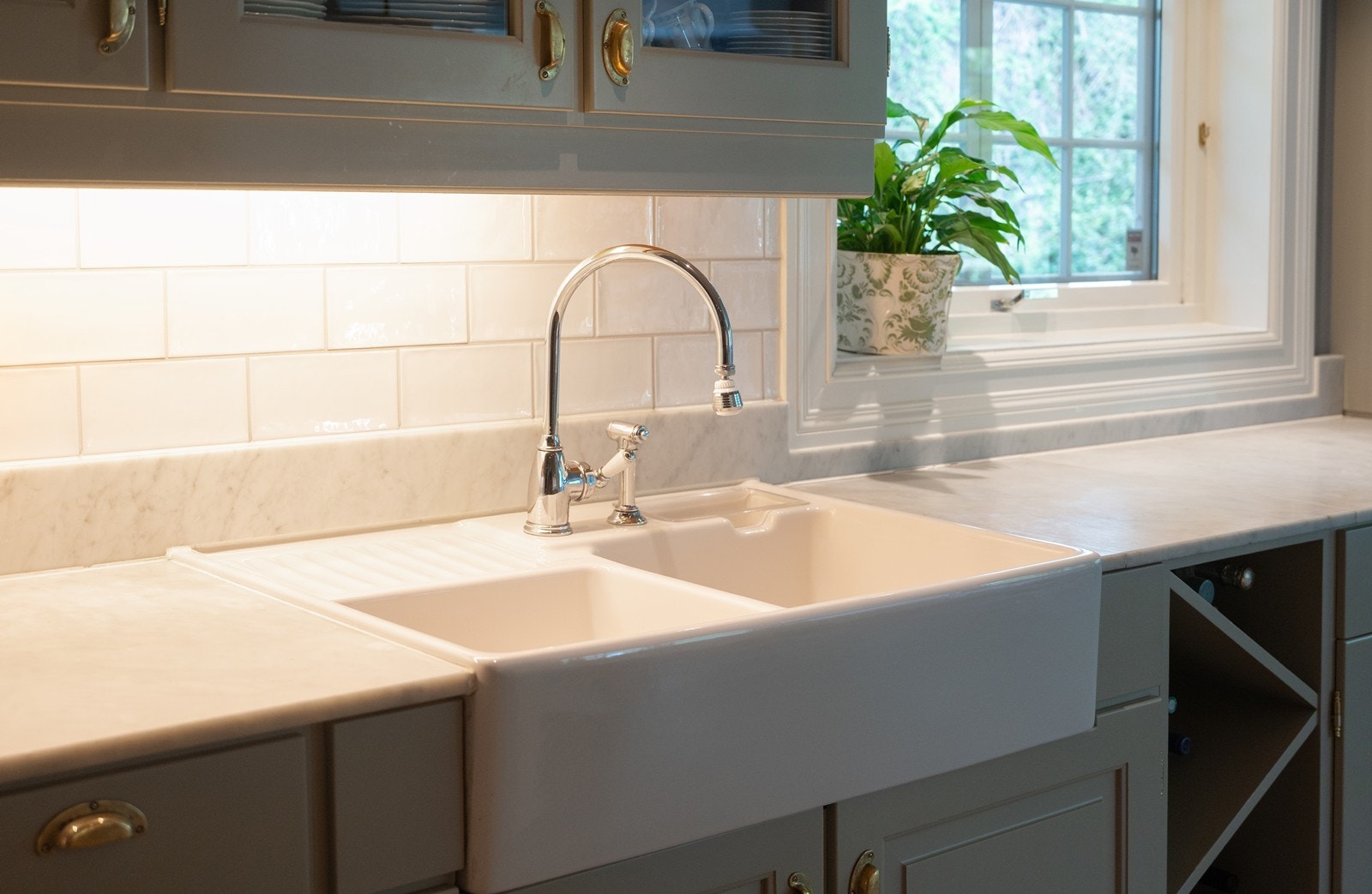 Solid flott kjøkkeninnredning i klassisk stil Galleribilde