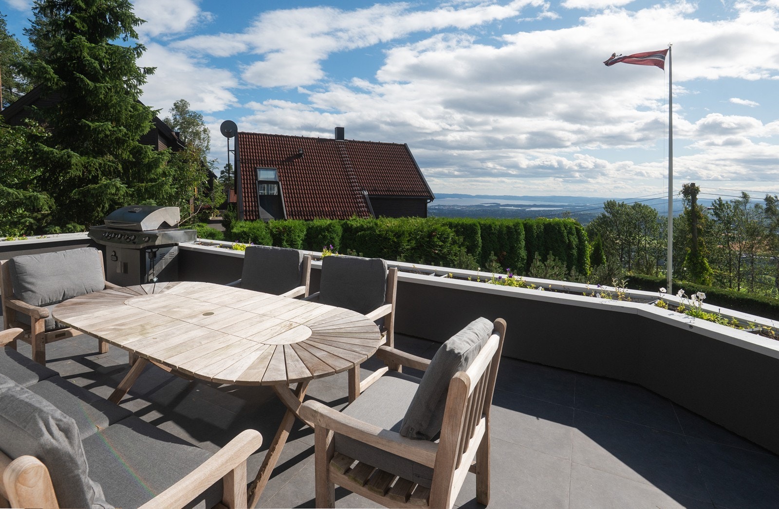 Det er nylig montert blomsterkasser rundt hele terrassen klar til ytterligere beplantning Galleribilde