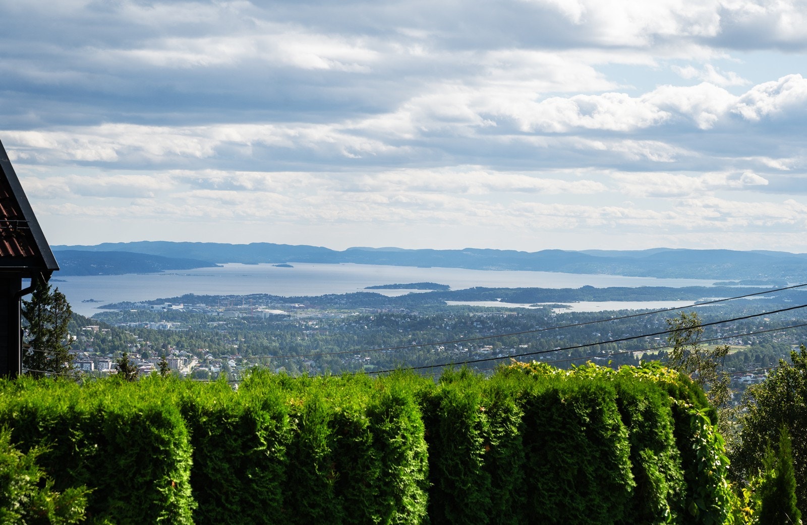 Flott fjordutsikt fra terrassen og hele hovedplanet på boligen Galleribilde