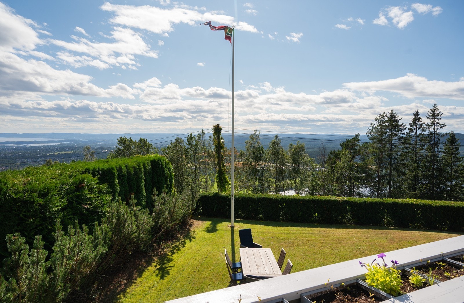 Flott panoramautsikt mot både Oslofjorden, Bærumsmarka og mot Bogstadvannet og marka innenfor Galleribilde