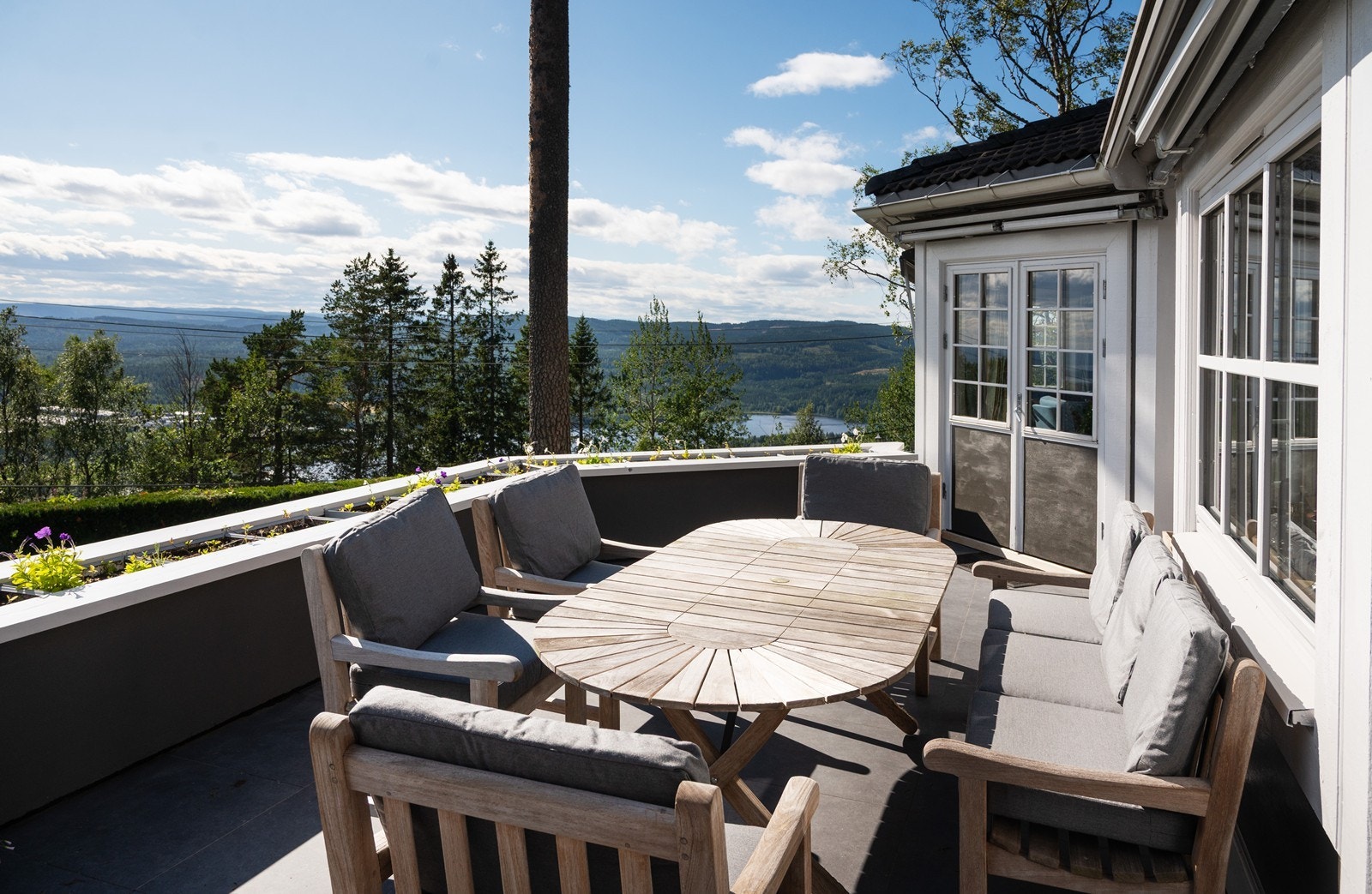 Flott panoramautsikt mot både Oslofjorden, Bærumsmarka og mot Bogstadvannet og marka innenfor Galleribilde