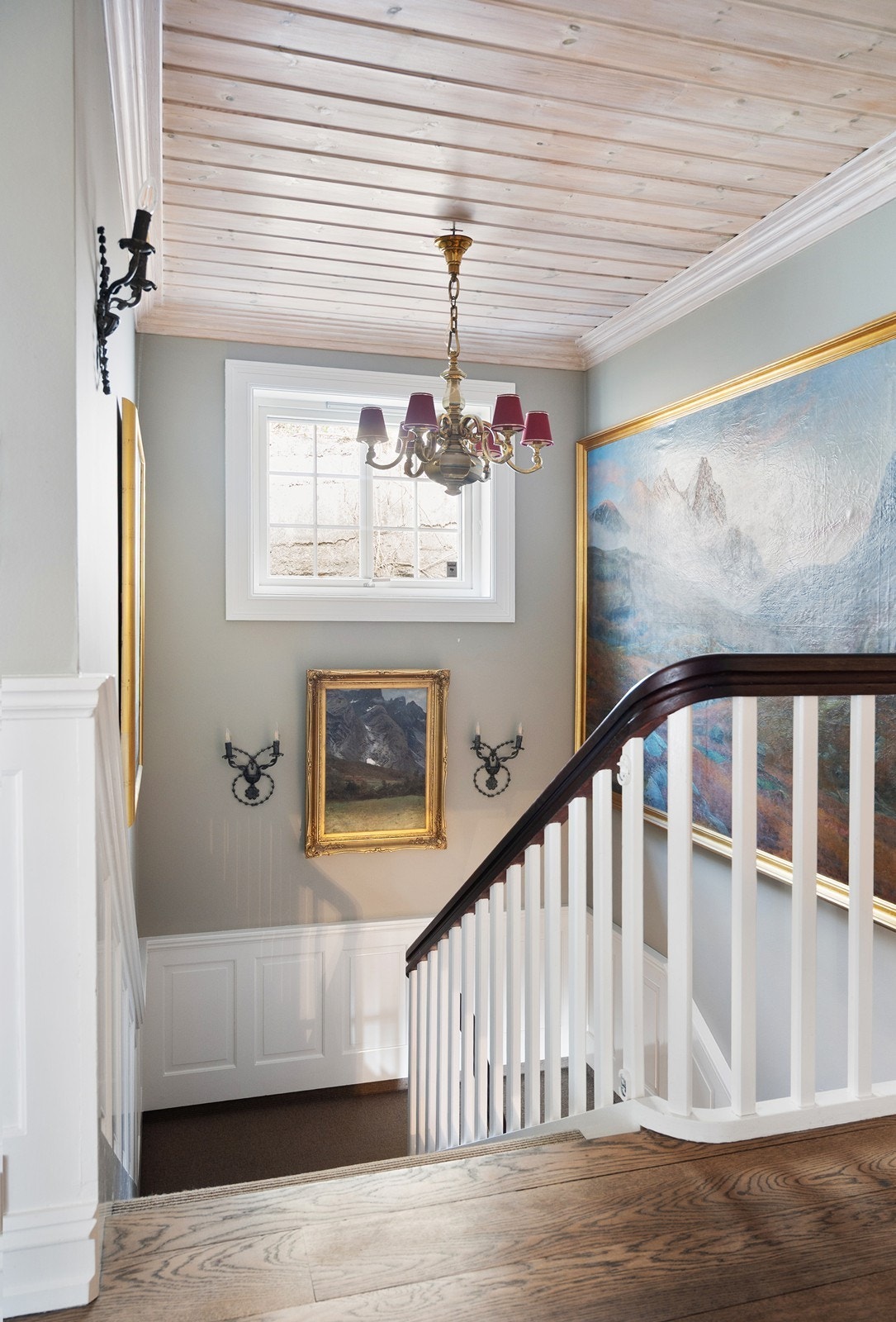 Flott lys inn i trapperommet fra vindu også her Galleribilde