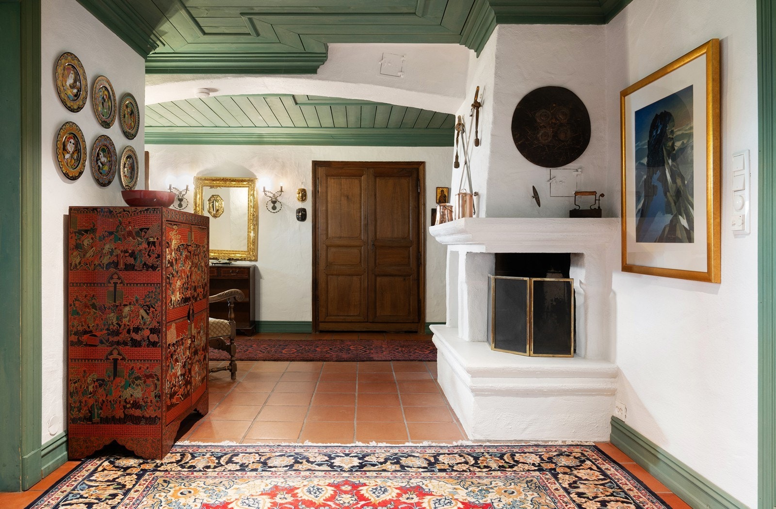 Hall og deler av allrom / bibliotek / kontor / TV-stue med peis Galleribilde