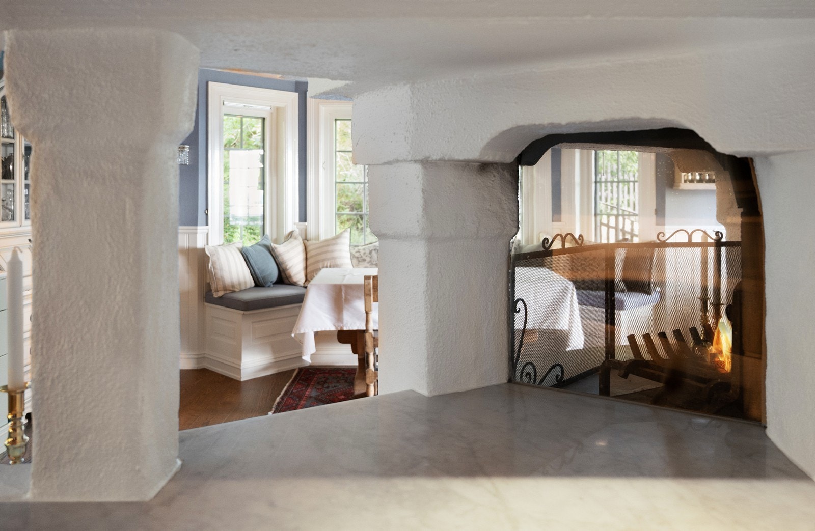 Peisen kan sees både fra kjøkken-avdelingen og fra spisekjøkken-avdelingen Galleribilde