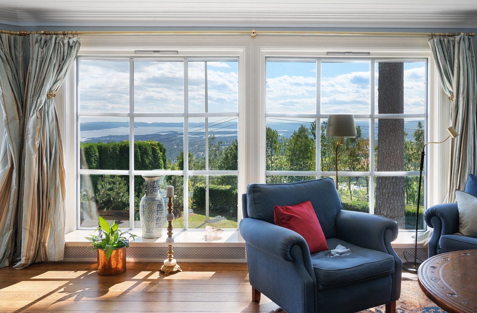 Herlig utsikt fra alle oppholdsrom i denne etasjen Galleribilde