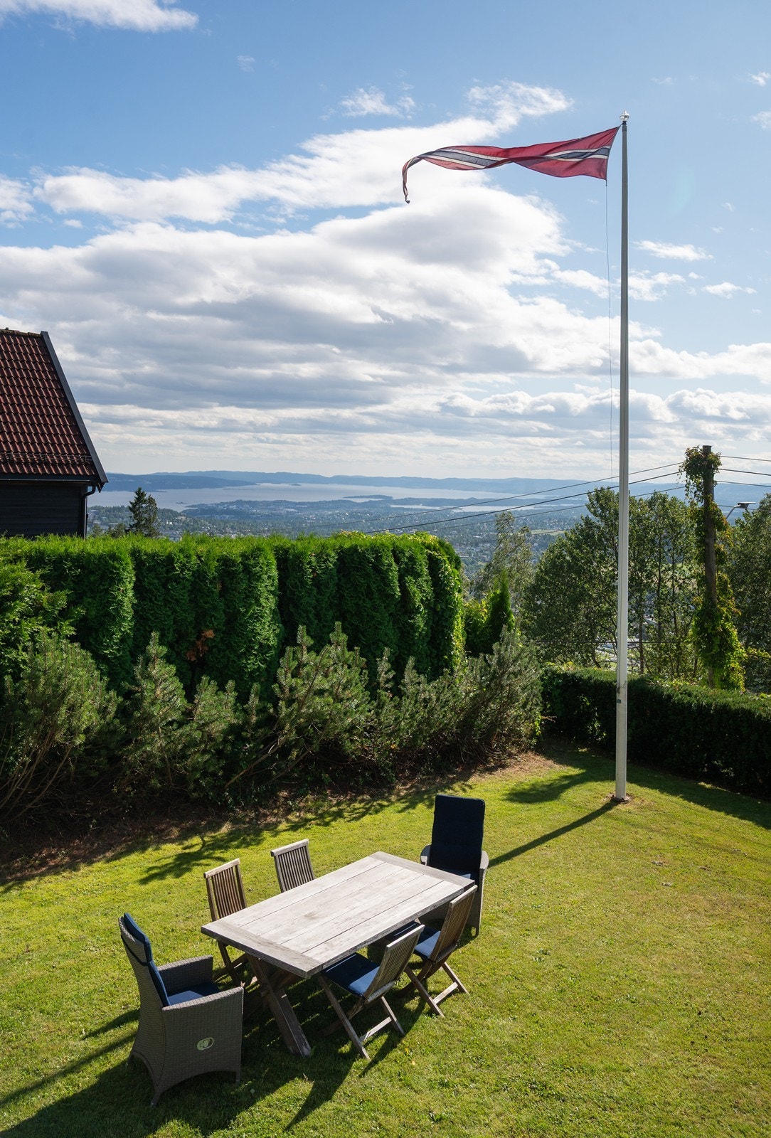 Flott panoramautsikt mot både Oslofjorden, Bærumsmarka og mot Bogstadvannet og marka innenfor Galleribilde