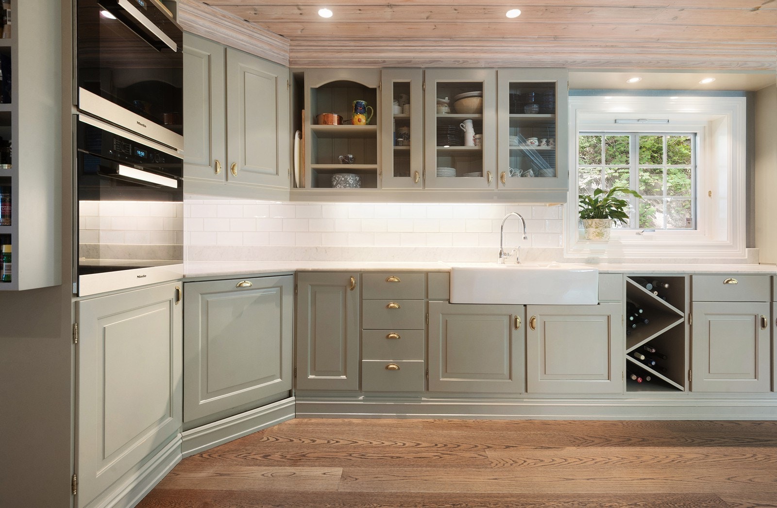 Diverse integrerte hvitevarer fra MIELE, gass-komfyr og side-by-side kjøleskap/frys Galleribilde