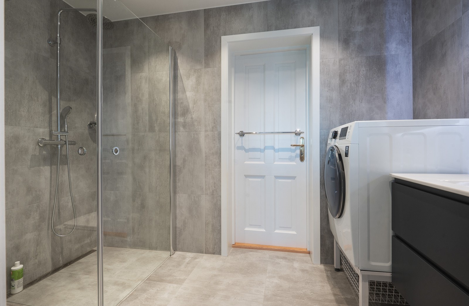 Nytt moderne bad tilknyttet hybel og med gjennomgående dør inn til hoveddel. Galleribilde