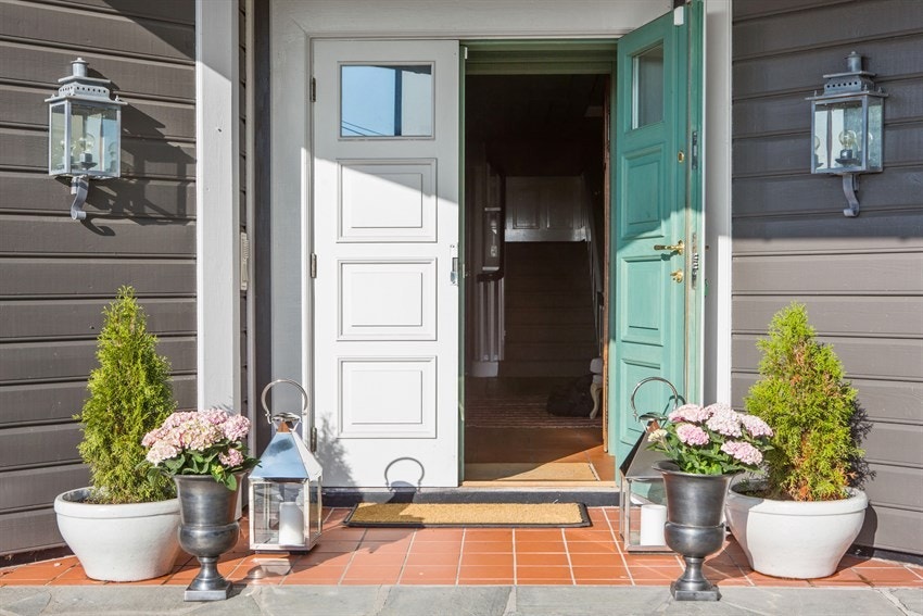 Solid dobbel klassisk inngangsdør med overbygg Galleribilde