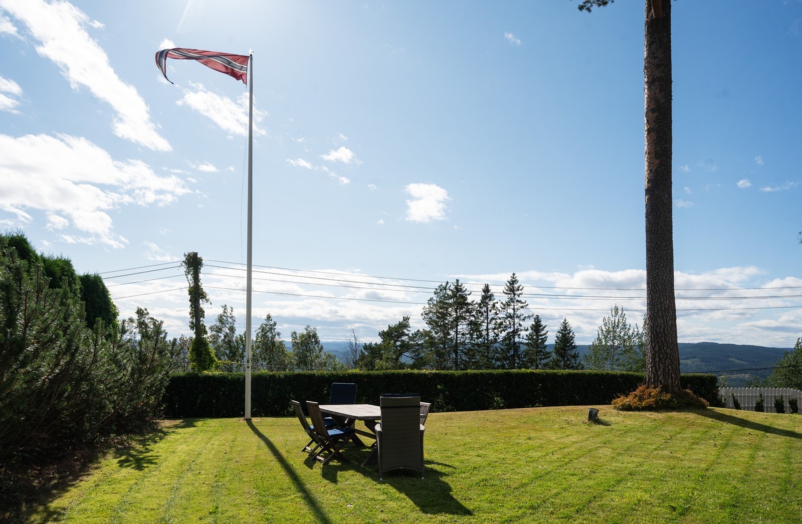 Herlig solrik og barnevennlig flat hage - godt tilbaketrukket og høyt hevet over veien Galleribilde