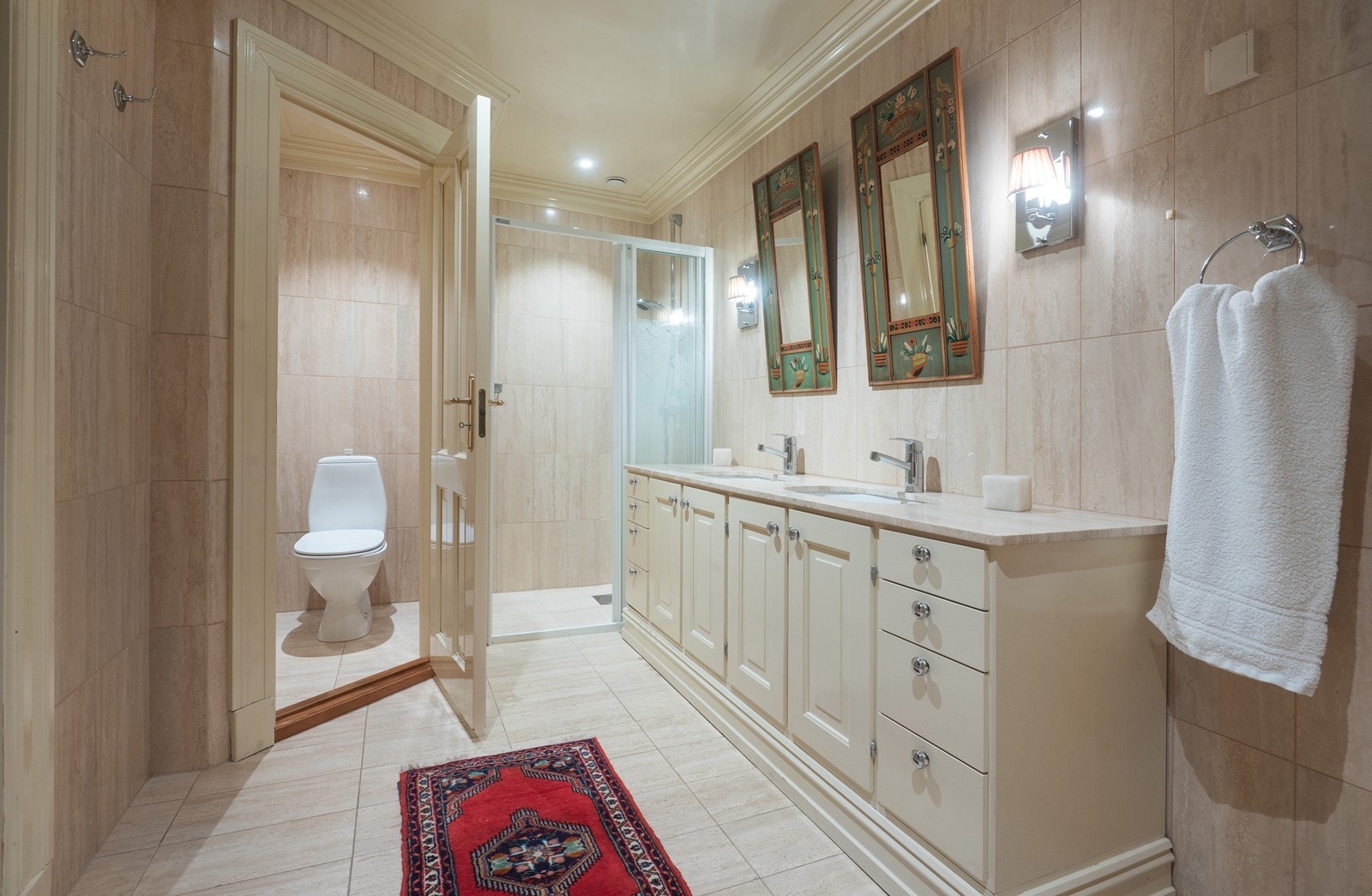 Romslig bad nr. 2 i 1. etg. m/badstue innenfor Galleribilde