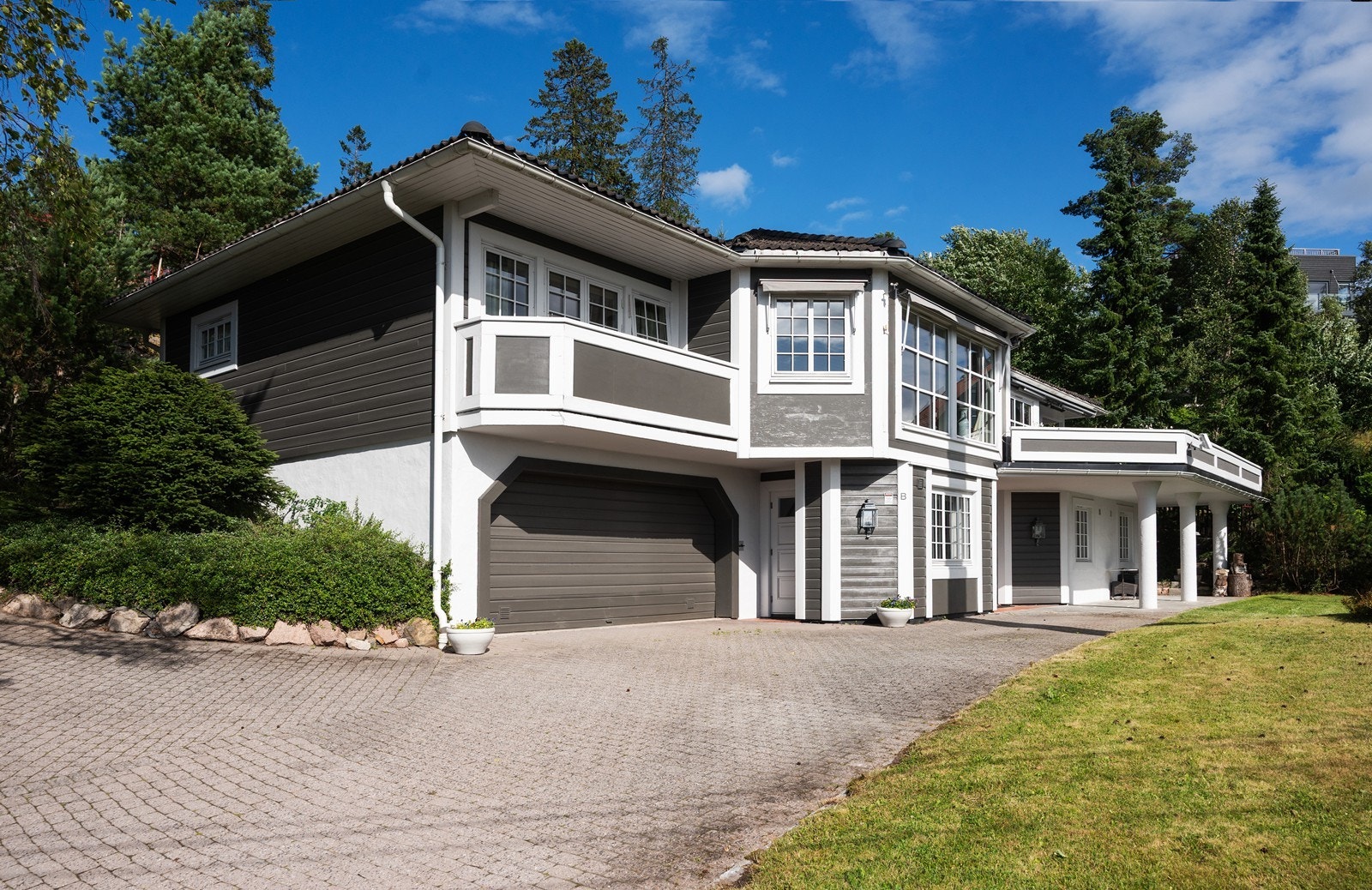 Flott klassisk enebolig med panorama fjordutsikt, hybel m/egen inngang, dobbelt garasje, store solrike terrasser, 2 nye bad, samt stor barnevennlig flat gressplen! Galleribilde