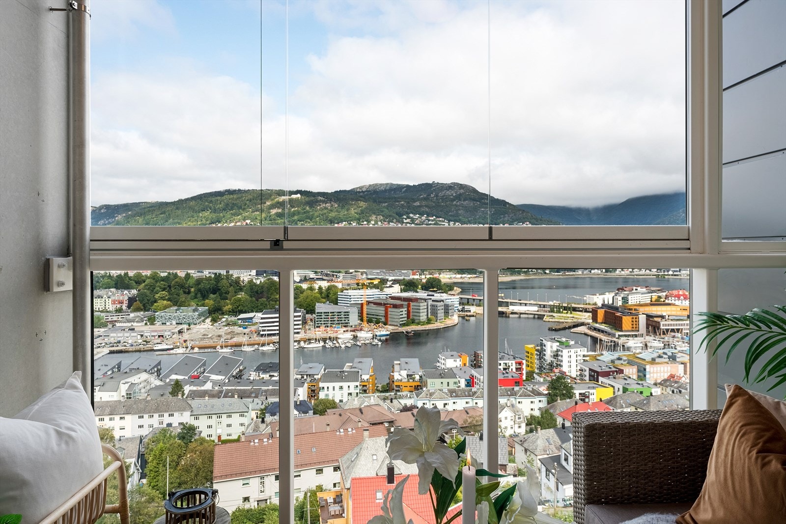 - Leiligheten har magisk utsikt og en nydelig innglasset altan - Galleribilde