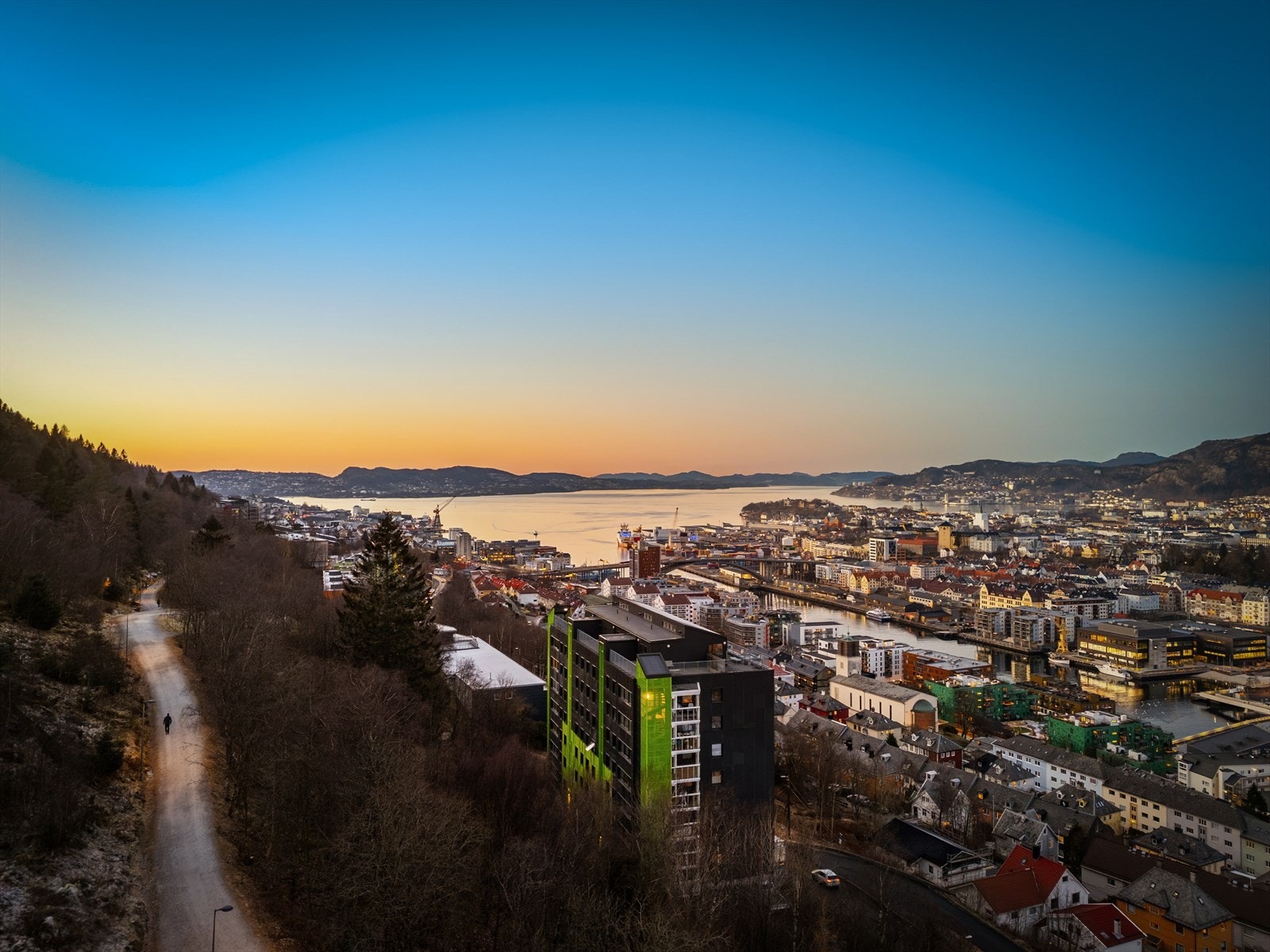 - Leiligheten har en sentral beliggenhet i Solheimslien, med kort vei til sentrum, flotte turområder og et bredt utvalg av fasiliteter - Ypperlig beliggenhet for deg som ønsker å bo i rolige og flotte omgivelser, samtidig som det er sentralt og kort vei t Galleribilde