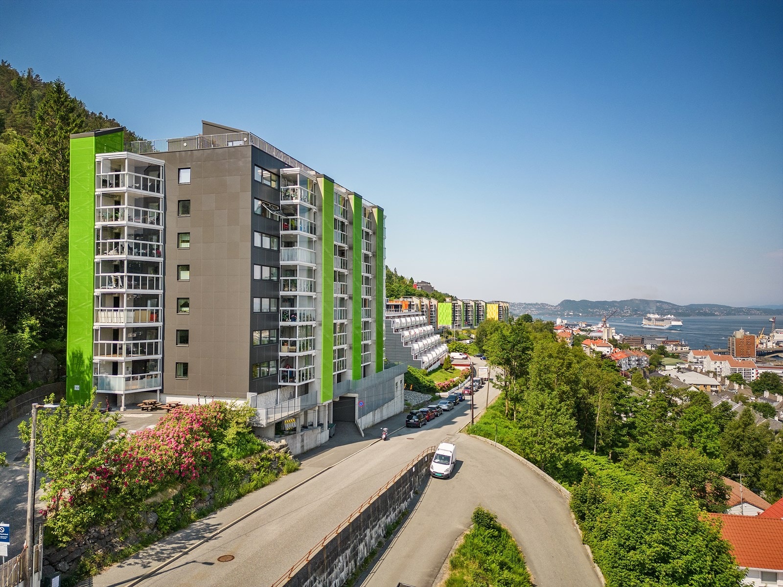 - I 2019 gjennomførte borettslaget etterisolering og rehabilitering av fasadene, inkludert utskifting av vinduer og oppgradering av balkonger - Galleribilde