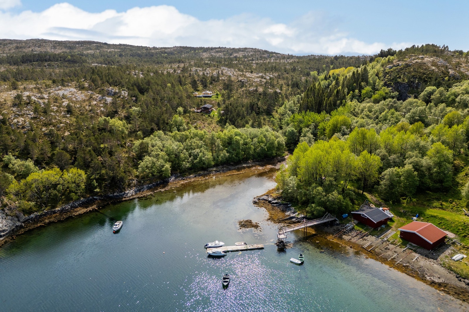 Eiendommen har en sjønær, skjermet beliggenhet i et rolig område Galleribilde