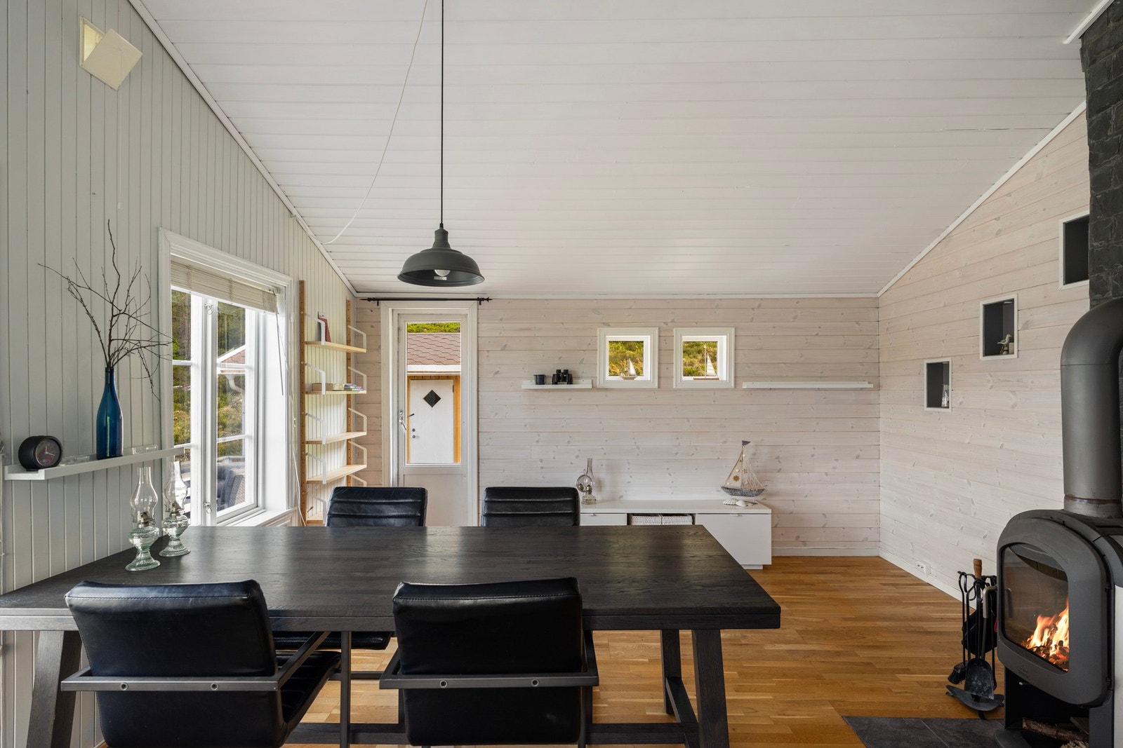 Stuen har vedfyring - God oppvarmingskilde i tillegg skaper det en koselig atmosfære Galleribilde