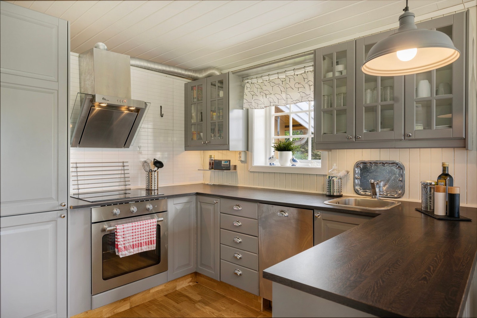 Kjøkkenet har integrerte hvitevarer og godt med lagringsplass Galleribilde