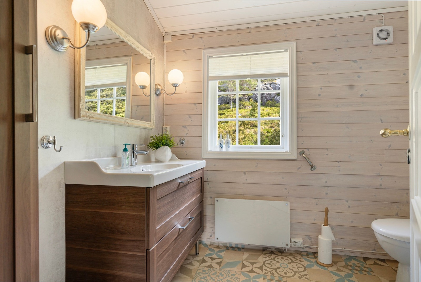 Toalettrom/dusjrom med vask, jets toalett og dusj Galleribilde