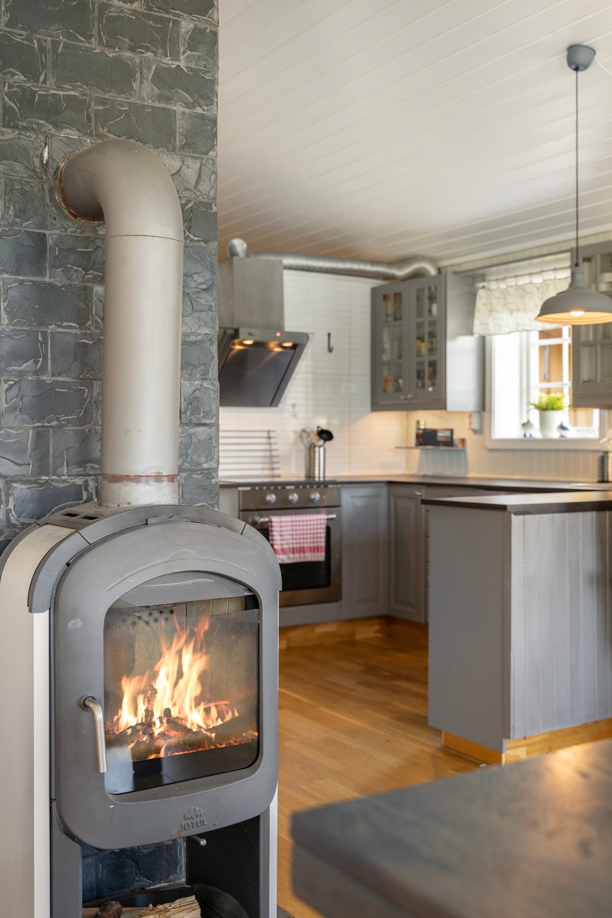 Åpen løsning mellom stuen og kjøkkenet Galleribilde