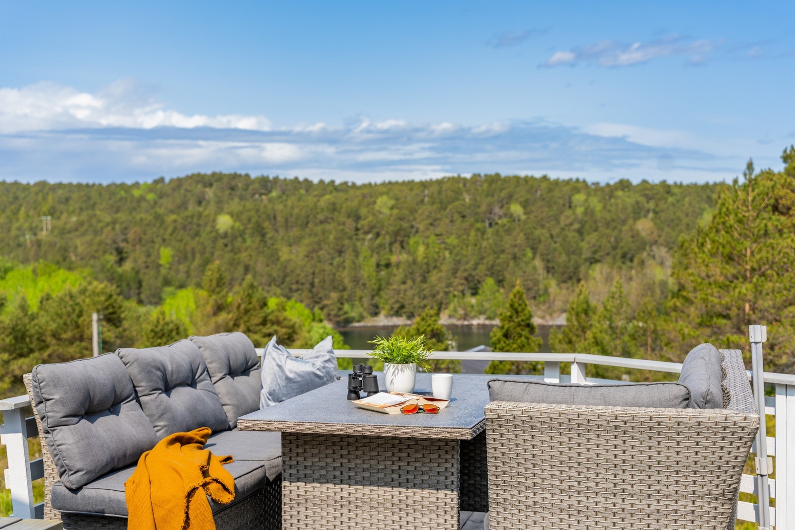 Hytta har en romslig og solrik terrasse med sjøutsikt Galleribilde