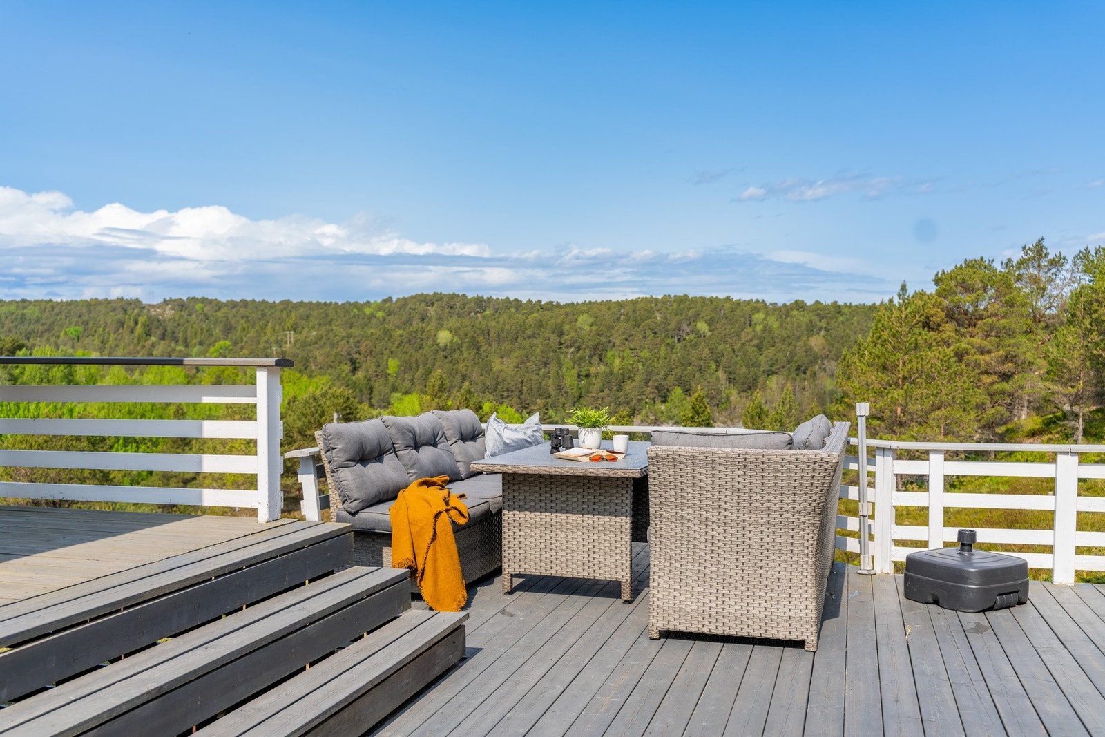 Plass til flere sittegrupper, grill m.m. Terrassen strekker seg rundt deler av boligen så her kan man flytte på seg alt etter hvor sola befinner seg Galleribilde