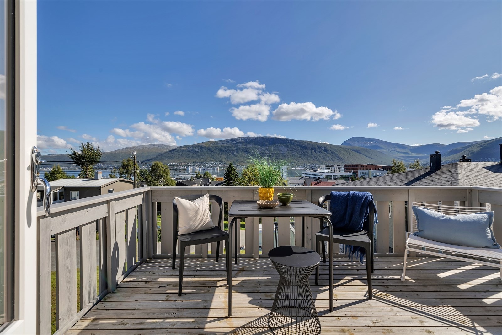 Fantastiske sol- og utsiktsforhold mot fastlandet og deler av Tromsøysundet Galleribilde