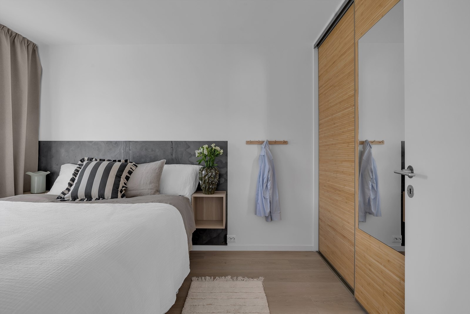 Hovedsoverommet er av god størrelse og har garderobeskap Galleribilde