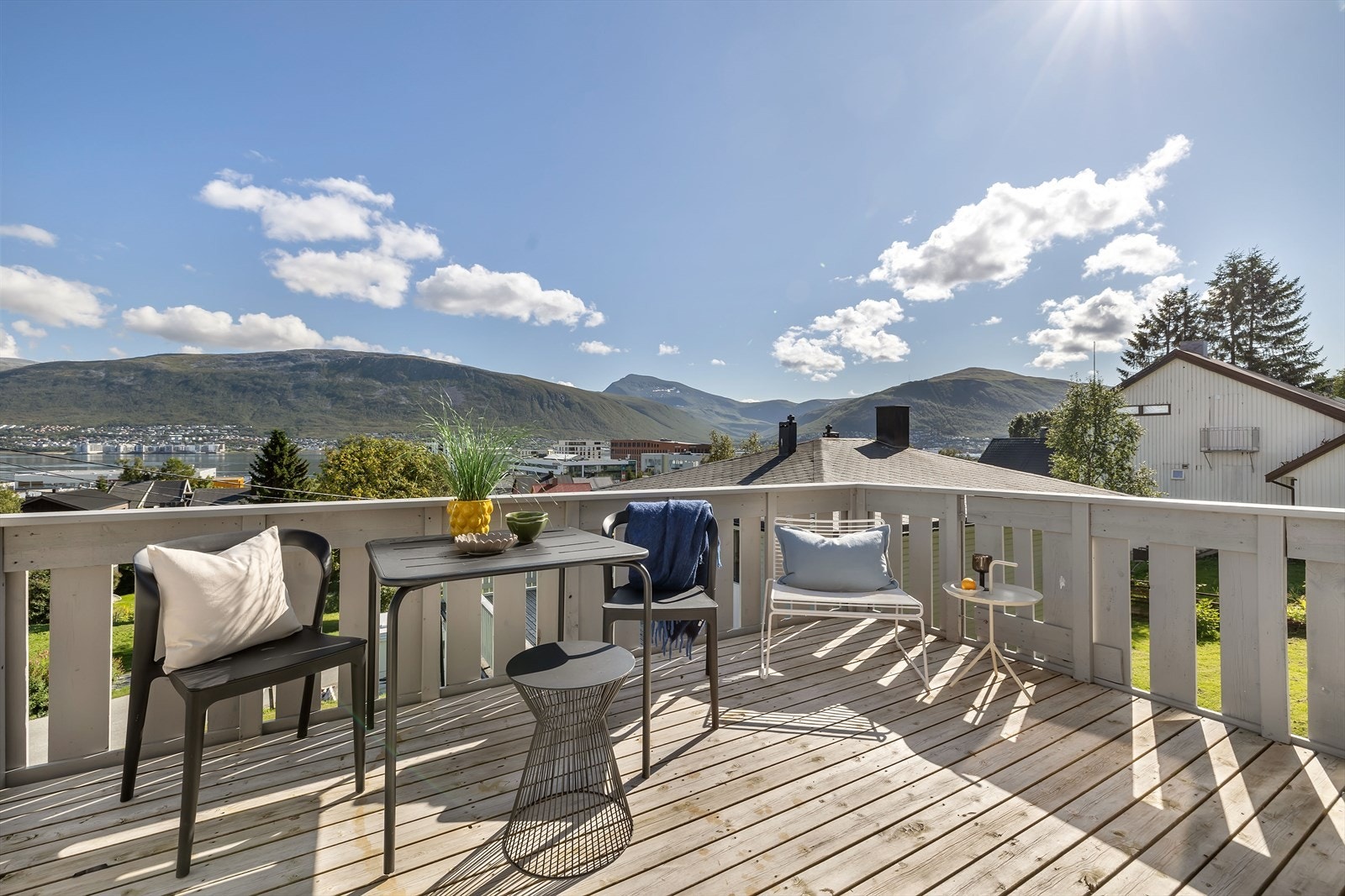 Fantastiske sol- og utsiktsforhold mot fastlandet og deler av Tromsøysundet Galleribilde