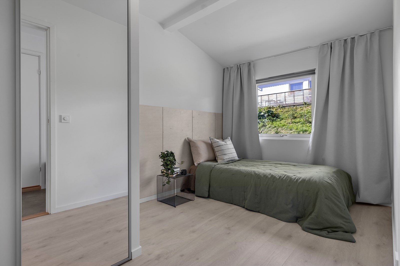 Soverom 2 i leiligheten har skyvedørsgarderobe med nedgang til bod i kjelleren Galleribilde