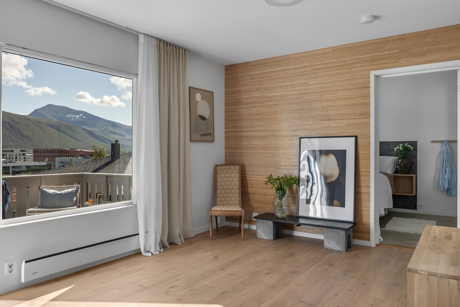 Tromsdalstinden i utsikten fra stue vinduet Galleribilde