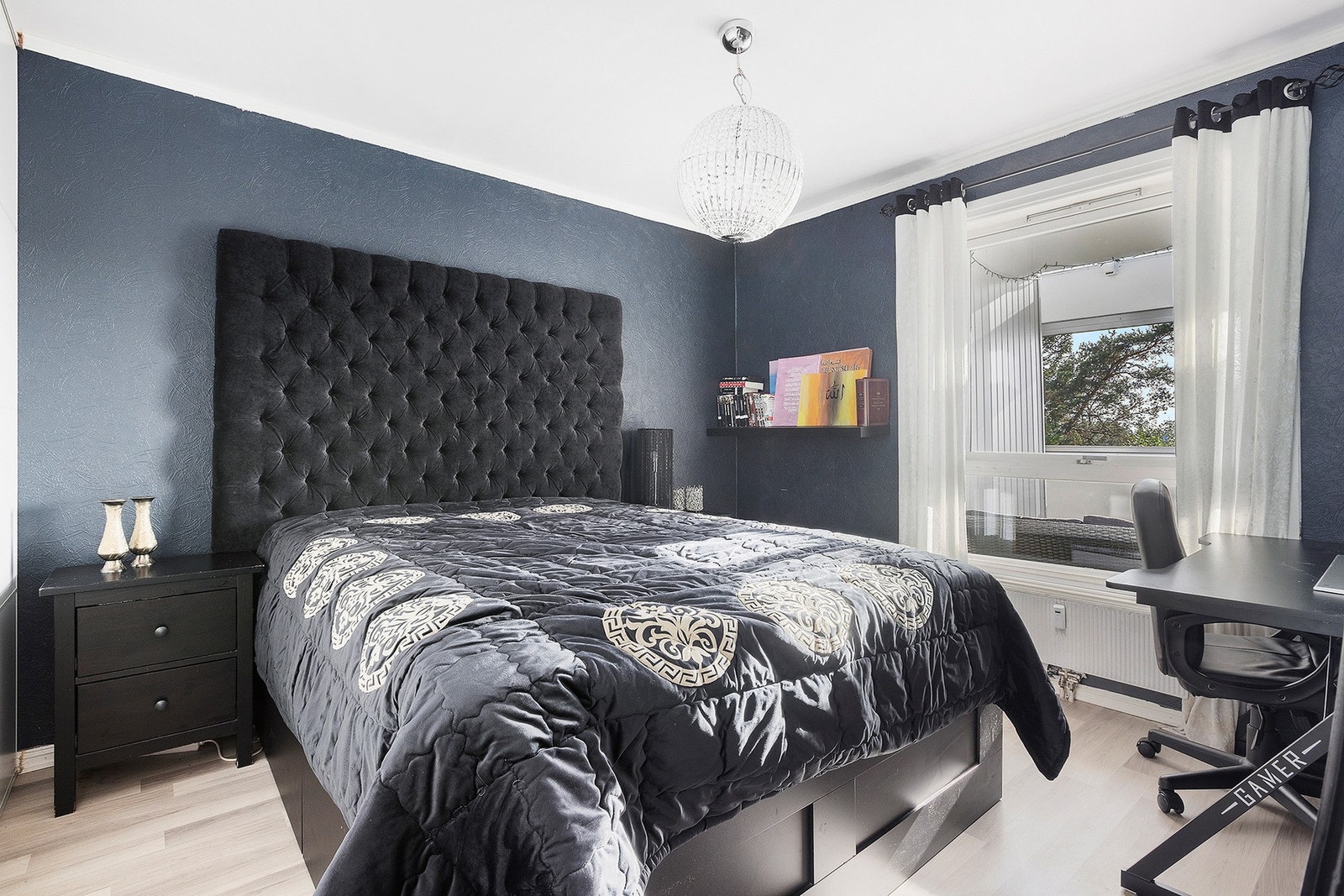 Leiligheten har II soverommet med god plass til dobbeltseng og nattbord. Galleribilde