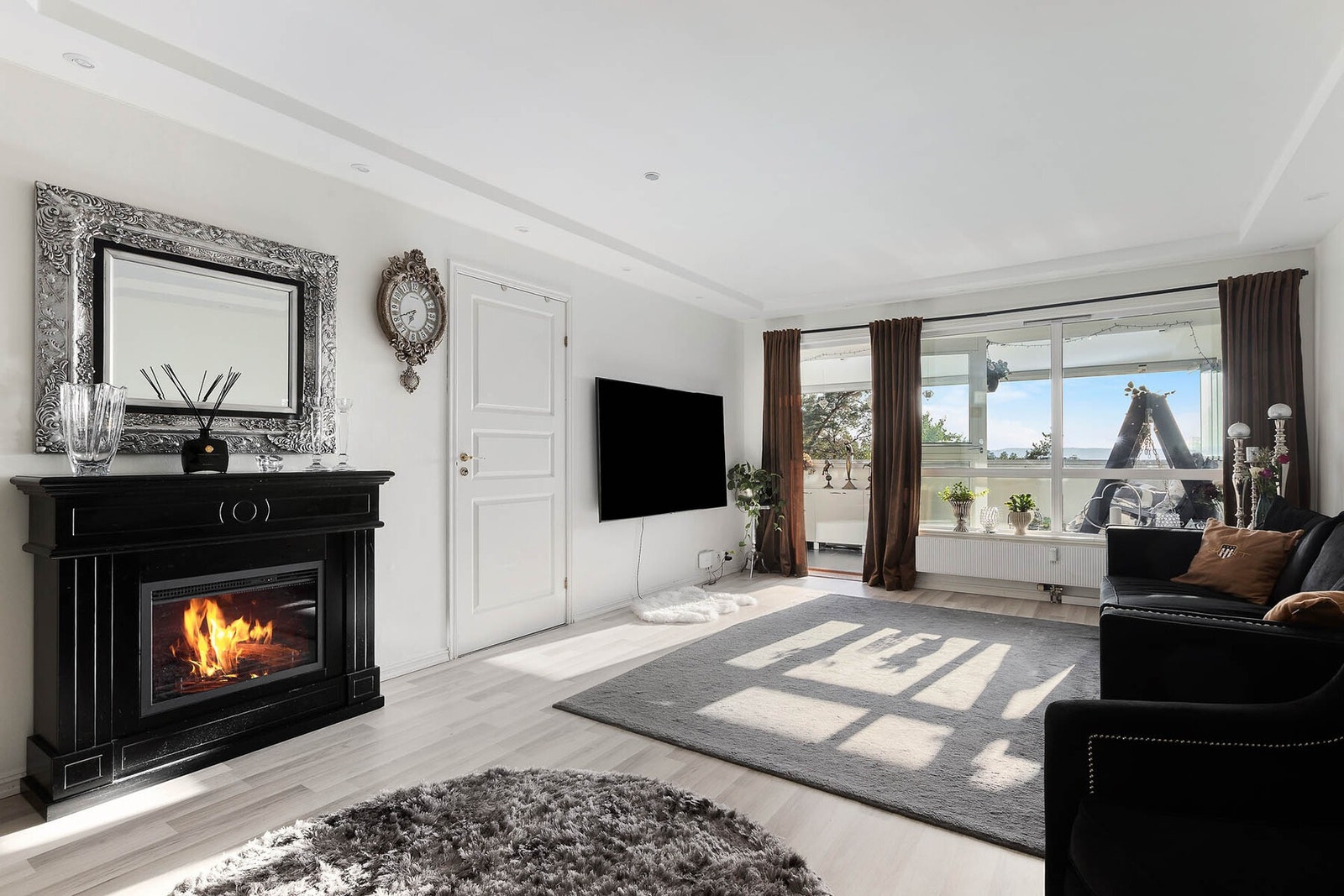 Peisen er et naturlig midtpunkt i rommet og tilfører både varme og en lun atmosfære. Galleribilde