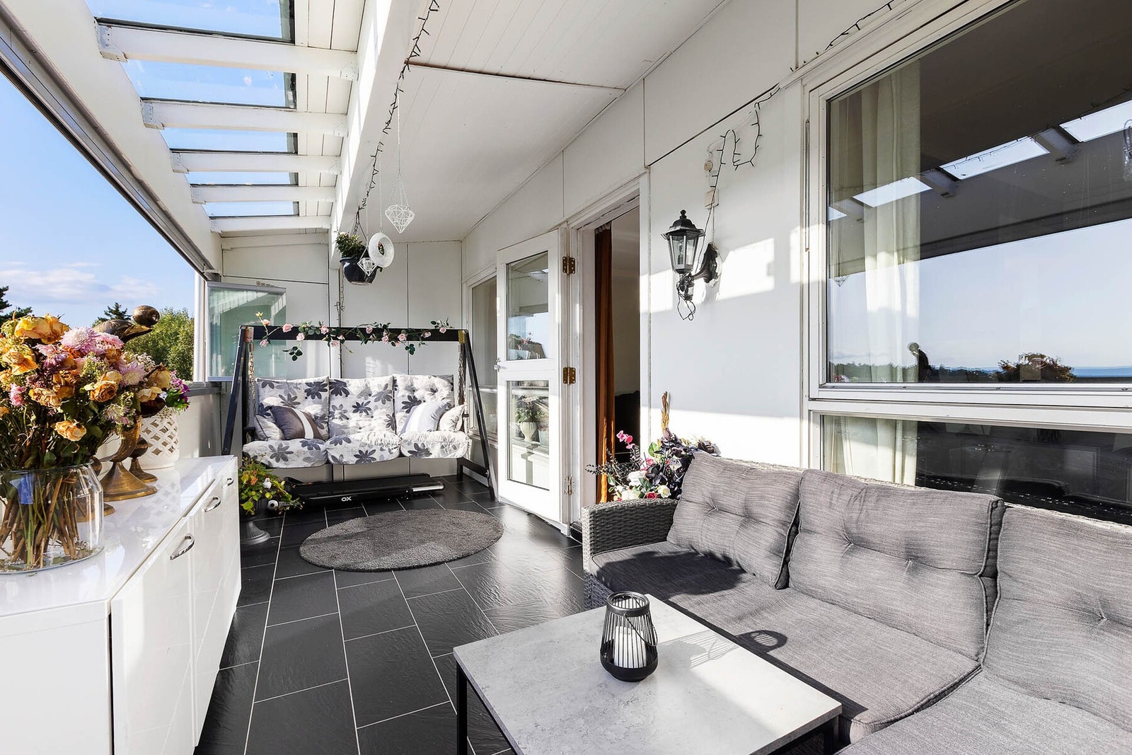 Stor og solrik balkong på ca. 16 kvm. Galleribilde