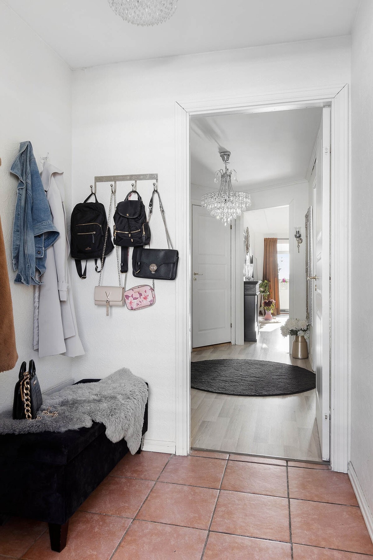 Lys og innbydende entré med god plass til å henge fra seg yttertøy og sko. Galleribilde