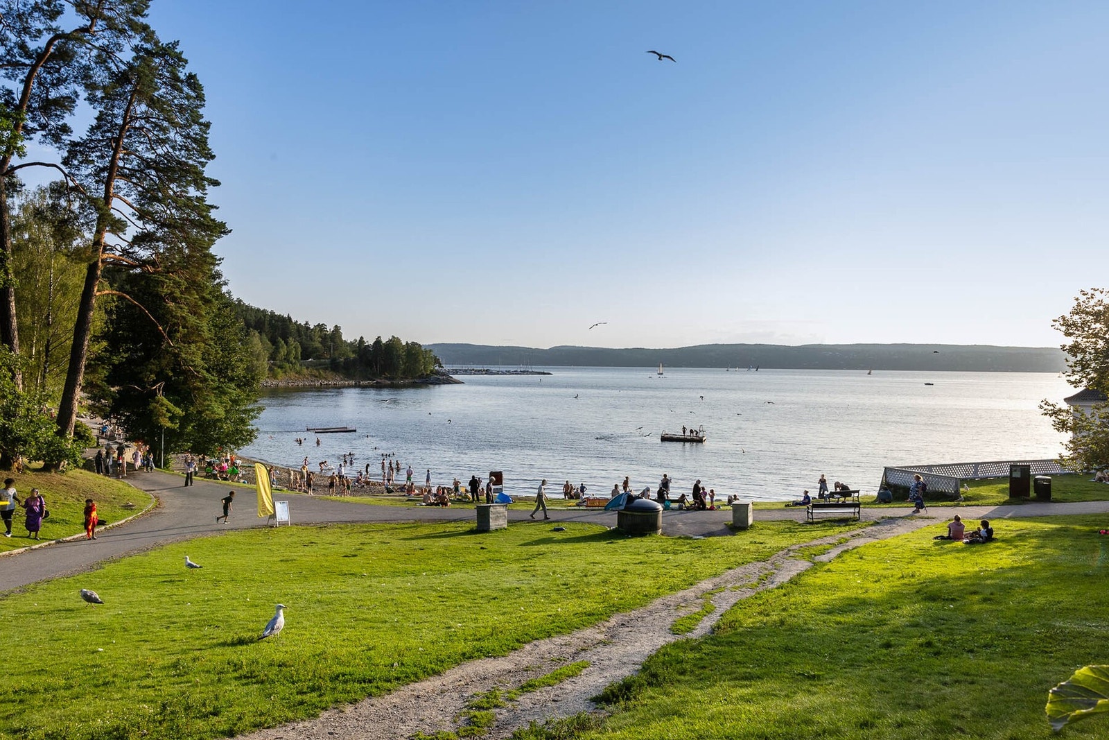 Hvervenbukta. Her kan du bade eller ferdes i fantastiske omgivelser og nyte utsikten over Oslofjorden. Galleribilde