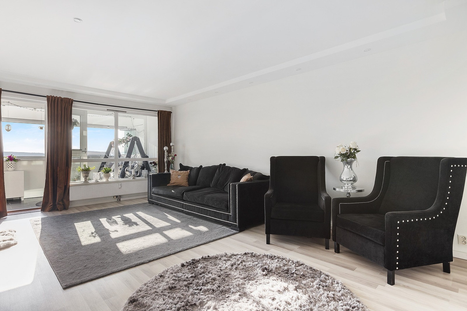 De store vindusflatene gir godt med naturlig lys til rommet. Galleribilde