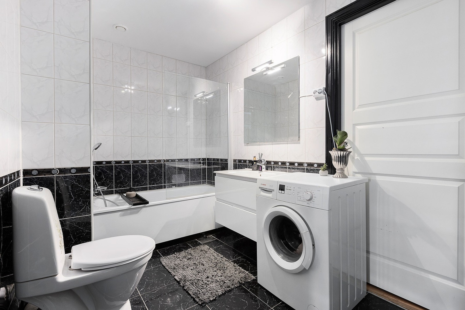 Eier opplyser at baderommet ble pusset opp i ca. 2010-2012. Galleribilde