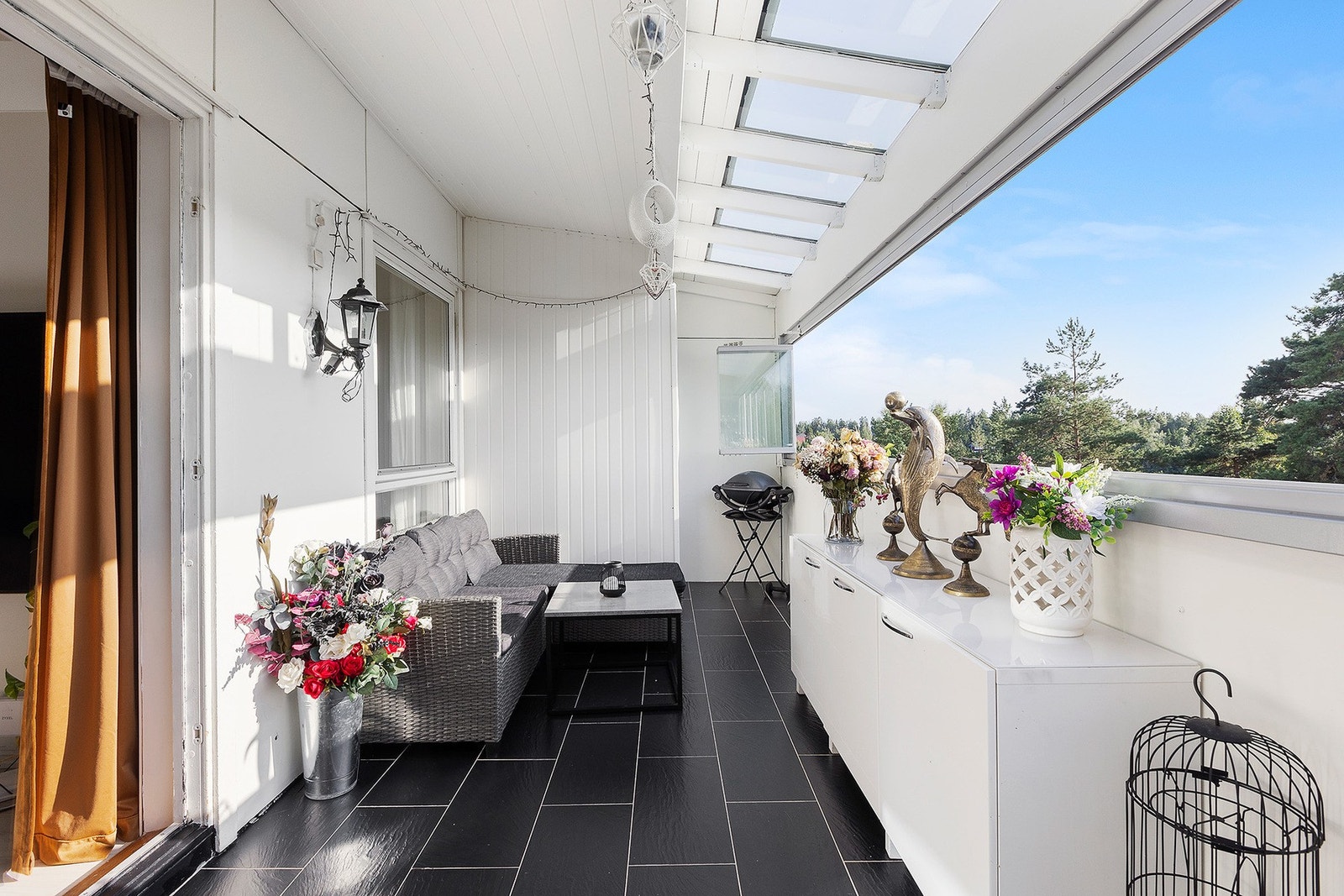 Vestvendt innglasset balkong på ca. 16 kvm med gode møbleringsmuligheter. Galleribilde