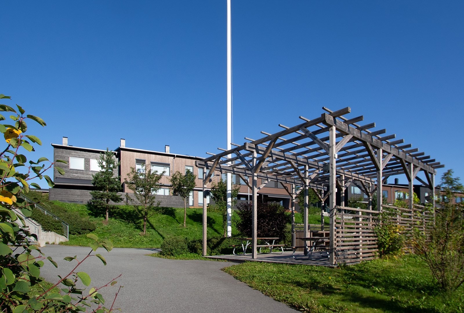 Flotte fellesområder med bla. tuftepark, pergola og lekeplasser Galleribilde