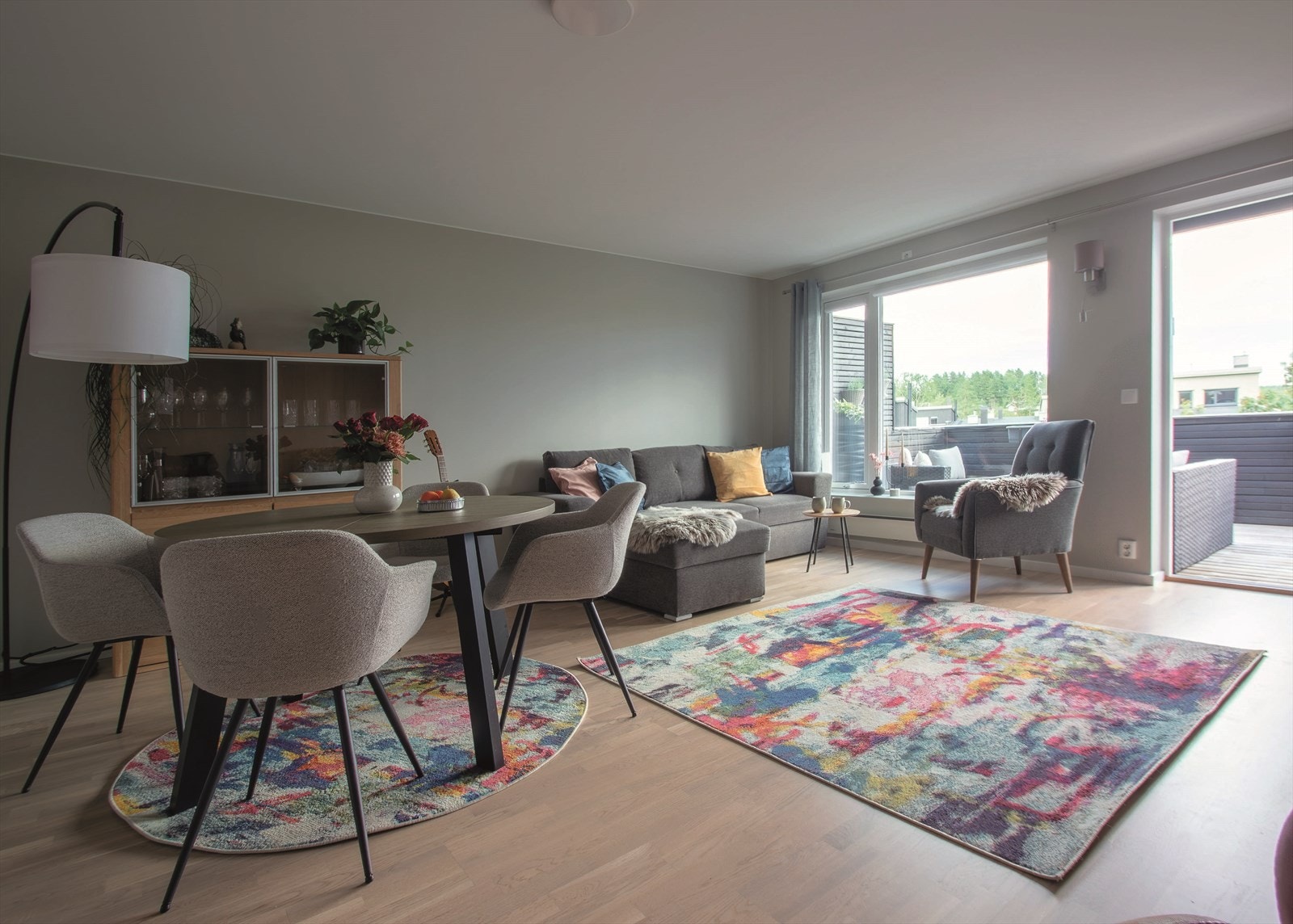 1etg - Stue/spisestue med utgang til terrasse Galleribilde