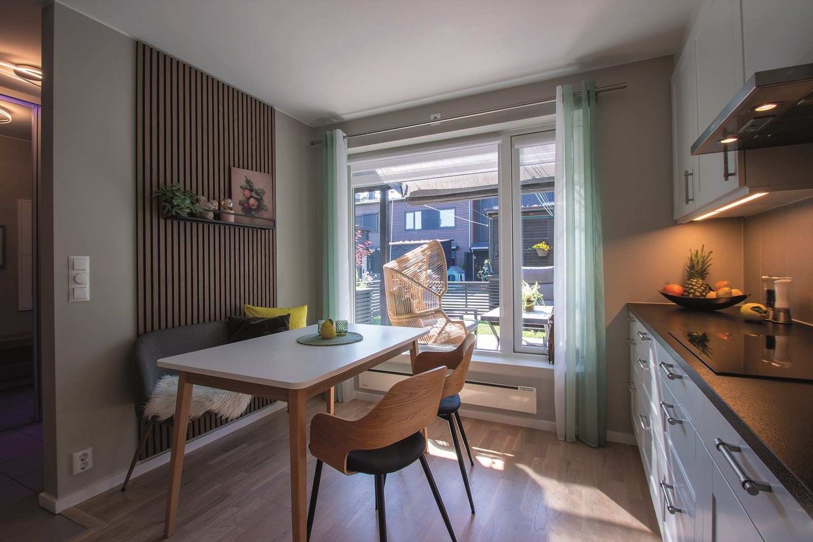 1etg - Kjøkken med takhøye skap og god spiseplass Galleribilde