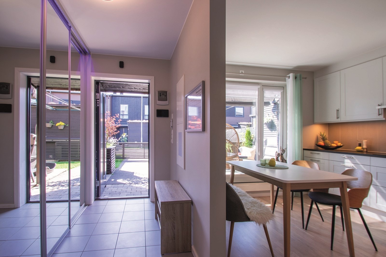 1etg - Gang med stor skyvedørsgarderobe Galleribilde