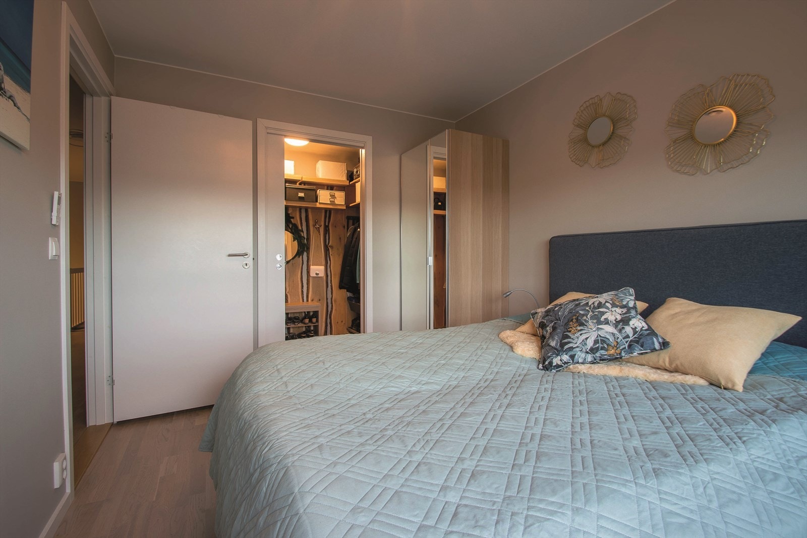 2etg - Hovedsoverom med walk inn garderobe Galleribilde