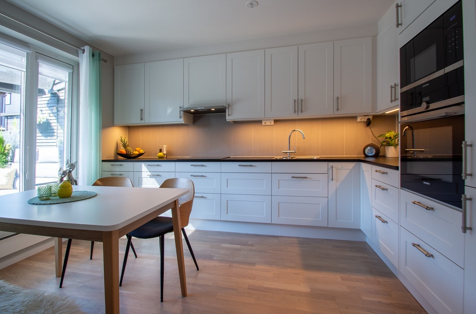 1etg - Kjøkken med takhøye skap og god spiseplass Galleribilde